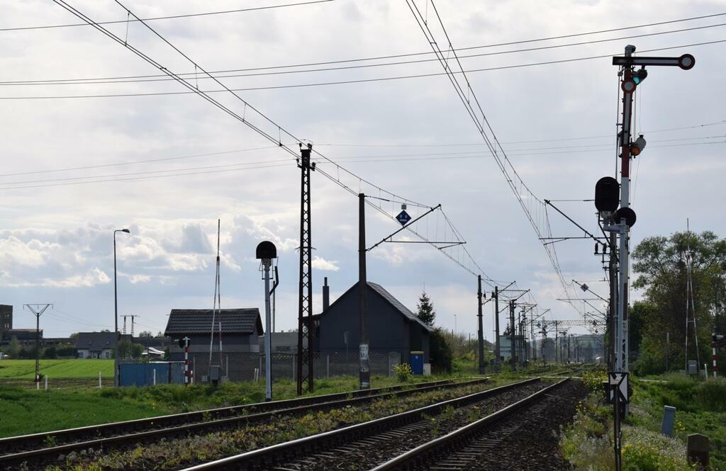 fot. Sebastian Lorek 
Wjazd na stację od strony Nakła nad Notecią/Bydgoszczy. Widoczny m.in. semafor wjazdowy A1/2, przejazd kolejowy, obsługiwany przez nastawnię wykonawczą WO1, widoczną w tle po lewej stronie (zielony budynek). Obraz