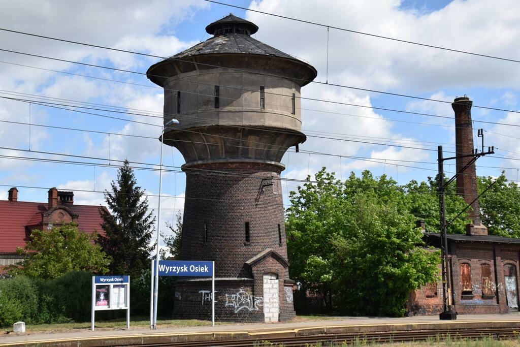 fot. Sebastian Lorek 
Wieża wodna. Widok od strony peronów, w kierunku północnym; w lewo dworzec, w prawo Nakło nad Notecią/Bydgoszcz. Obraz