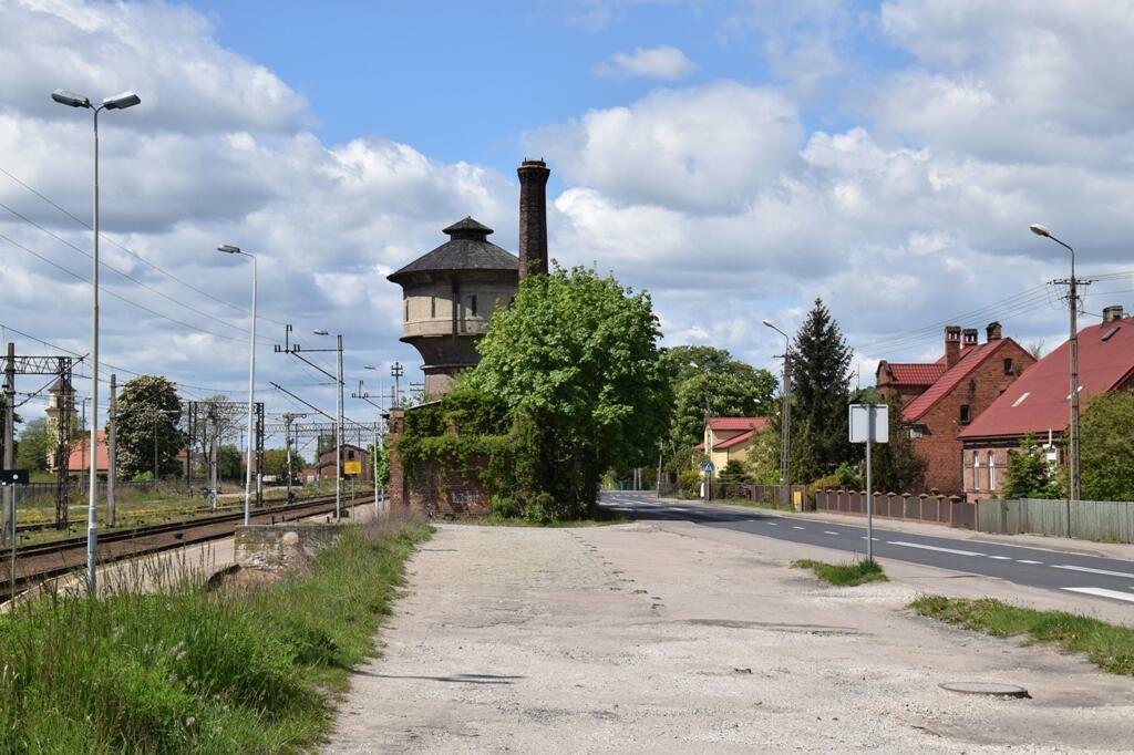 fot. Sebastian Lorek 
Widok na wieżę ciśnień i kotłownię z rampy przy ul. Dworcowej. Widok w kierunku zachodnim, od strony wjazdu z Nakła nad Notecią/Bydgoszczy. Obraz