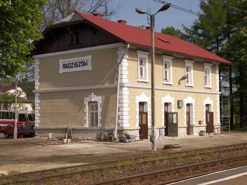 fot. Wacław Marczyk 
PKP Radziszów. Budynek odremontowany w ramach otwarcia Kolejowego Szlaku Jana Pawła II. Widok od stronu peronu; w prawo Skawina, w lewo Kalwaria Zebrzydowska. Obraz