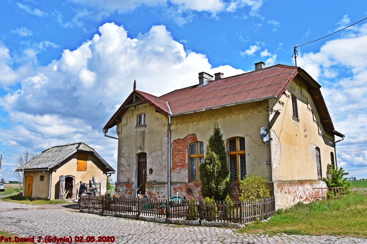 fot. Dawid Jastrzębski 
Budynek WC i budynek dworcowy. Obiekty widoczne od strony podjazdu. W lewo Chełmża/Malbork, w prawo Toruń Wschodni. Obraz