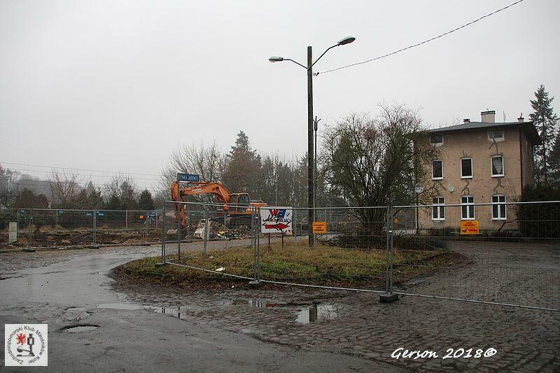 fot. Gerson 
Plac przed dworcem. Budynek dworca jest już zrównany z ziemią. Ważyły się losy budynku po prawej, który nie był przeznaczony do rozbiórki, ale mieszkańcy protestowali przeciw budowie drogi z jego prawej strony (pod oknami) i budową linii kolejowej z jego lewej strony (1,5 metra przed wejściem miał stanąć ekran akustyczny). Obraz