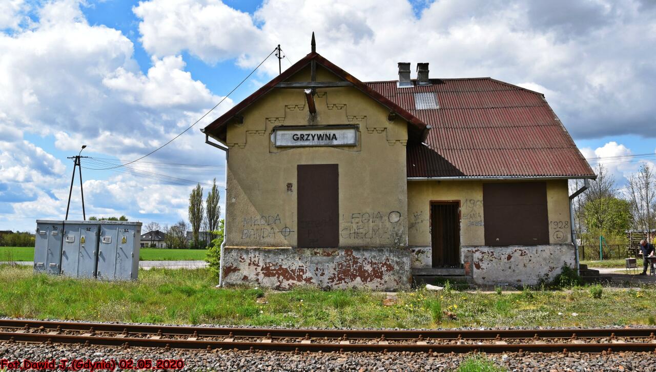 fot. Dawid Jastrzębski 
Budynek dworcowy widoczny od strony torów. W lewo Toruń Wschodni, w prawo Chełmża/Malbork. Obraz