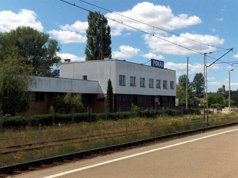 fot. Piotr Pyrkosz 
Budynek dworca. Widok od strony peronu; w lewo Zawiercie, w prawo Częstochowa. Obraz
