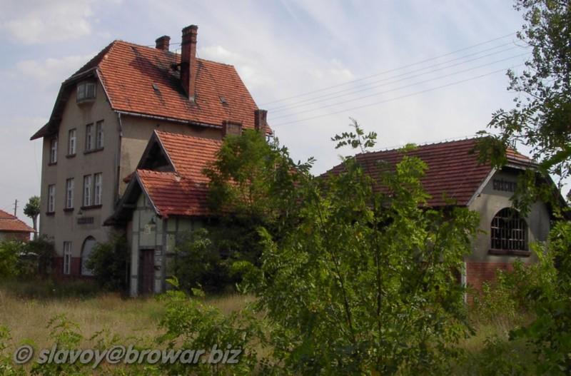 fot. slavoy 
Budynek dworca i magazyn towarowy. Widok od strony peronów i wjazdu z Toporowa. Obraz