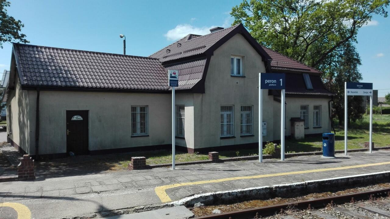 fot. tomek j 
Budynek dworcowy. Widok od strony peronów. W prawo Sierpc i Glinojeck, w lewo Nasielsk. Obraz