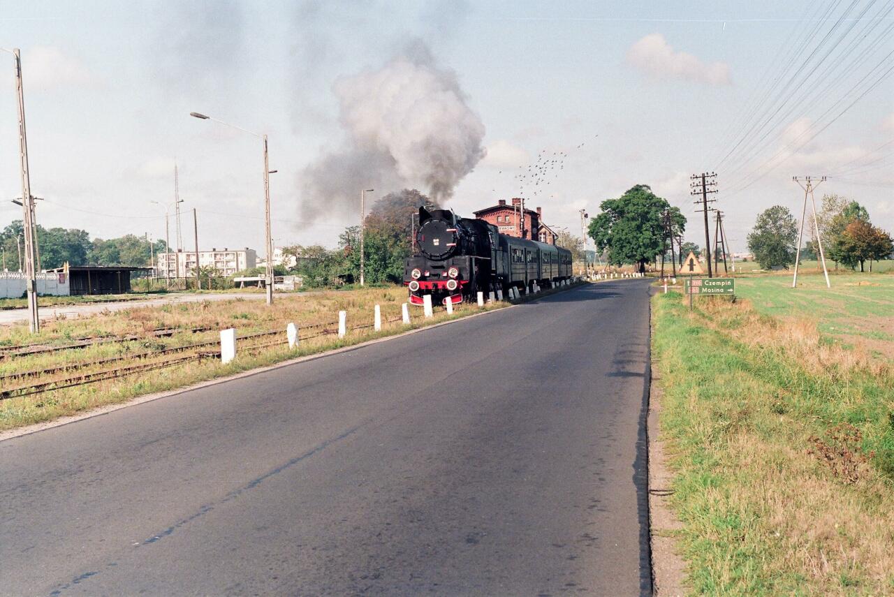 fot. Witold Niedzielski 
Wyjazd pociągu specjalnego Poznań - Czempiń - Jarocin - Poznań z Ol49-105. Widok w kierunku Czempinia. Obraz