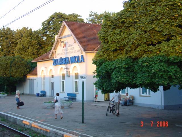 fot. Przemysław BĄK 
Zduńska Wola. Budynek dworca, widok z okna pociągu relacji Wrocław - Łódź Kaliska ok. godz. 20.30. Obraz