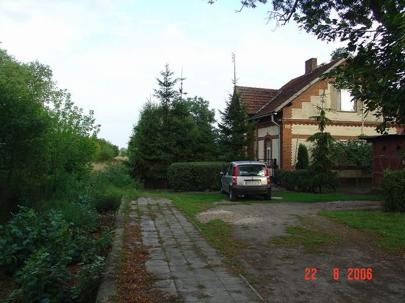 fot. Przemysław BĄK 
Racot. Budynek kolejowy przy peronie, widok w kierunku Gostynia. Obraz