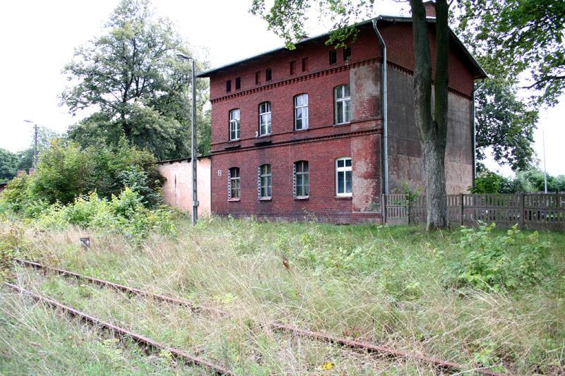 fot. Robert Nowicki 
Budynek mieszkalny przy dworcu w Tucznie Krajeńskim. W lewo perony i dworzec, w prawo Kalisz Pomorski. Obraz
