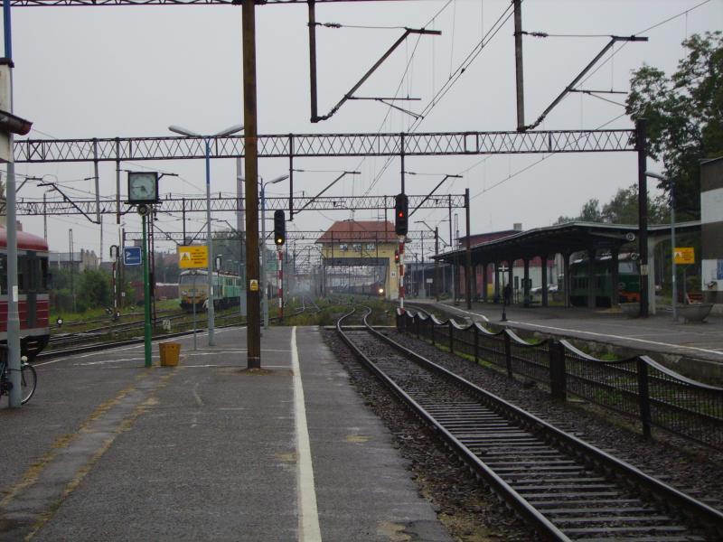 fot. andrzejkoza 
Peron 2, z prawej peron 1, w tle nastawnia dysponująca Ra1. Widok w kierunku południowo-zachodnim: Chałupki, Racibórz Studzienna (dalej Racławice Śląskie, Krzanowice). Obraz