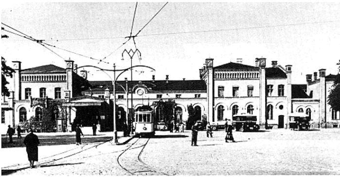 fot. nieznany 
Budynek dworca od frontu. Obraz