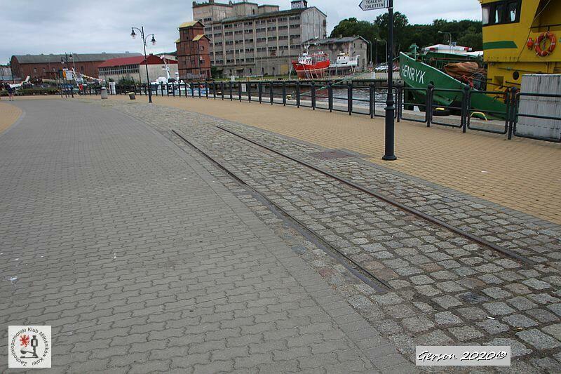 fot. Gerson 
Zachowany fragment toru na bulwarze Portowym. Widok w kierunku stacji Ustka. Obraz