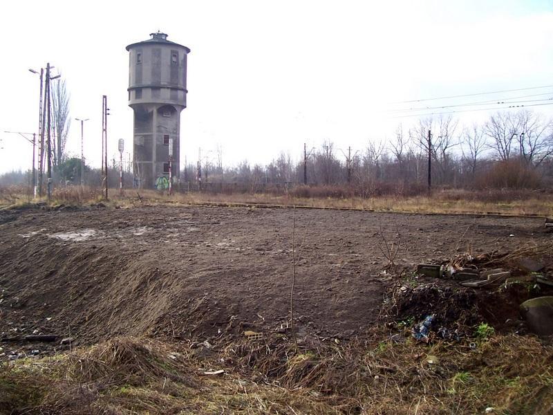 fot. Dariusz Krysztofiak 
Plant ziemi na pierwszym planie, to miejsce, gdzie jeszcze niedawno stała nastawnia ŁK-2. Obraz