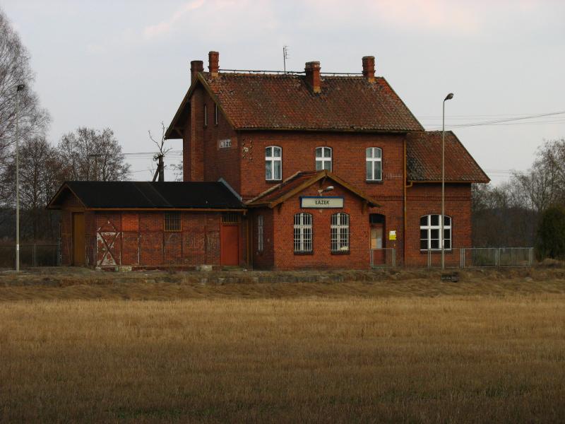 fot. Andrzej Skwirowski 
Stacja Łążek; widok od zachodu z drogi Śliwice-Tleń. W lewo Szlachta, w prawo Laskowice Pomorskie. Widok w kierunku południowo-wschodnim. Obraz