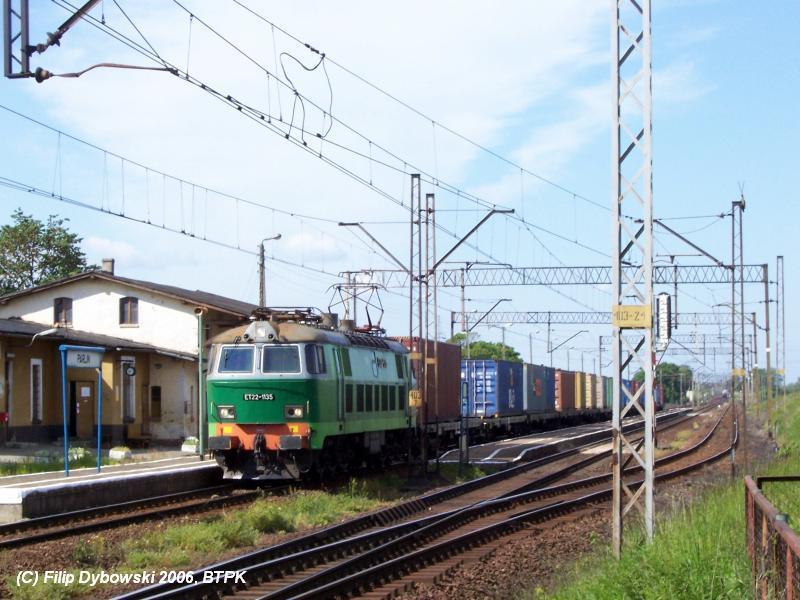 fot. Filip Dybowski, BTPK 
ET22-1135 przejeżdża przez Parlin. Widok w kierunku Maksymilianowa/Bydgoszczy. Obraz