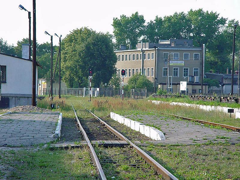 fot. pedro 
Widok głowicy wyjazdowej w kierunku stacji Stargard i Starej Dąbrowy wraz z semaforami. Po prawej widoczna rampa wraz z transporterami, oczekującymi na załadunek wagonów normalnotorowych. Obraz