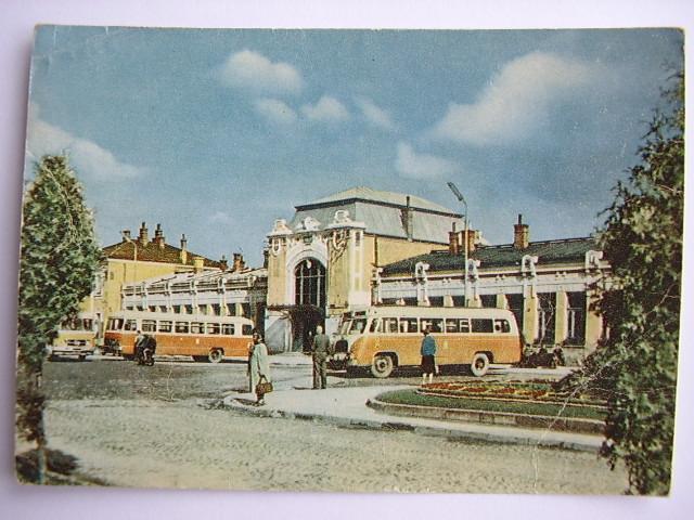 fot. nieznany 
Budynek dworca od strony podjazdu. Widok w kierunku wschodnim. lata 60. XX wieku. Obraz