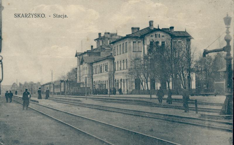 fot. nieznany 
Perony i budynek dworca - rok około 1910. Reprodukcja widokówki. Obraz