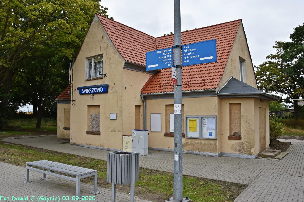 fot. Dawid Jastrzębski 
Budynek dworcowy widoczny od strony torów. W lewo Władysławowo/Hel, w prawo Puck/Gdynia Główna. Obraz