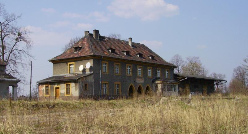 fot. andrzejkoza 
Budynek dawnego dworca, widok od strony torów. Obraz