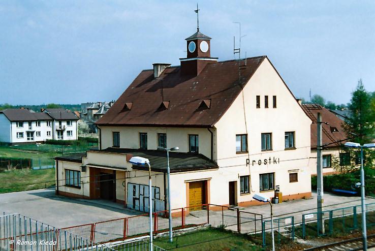 fot. Roman Kieda 
Budynek dworca, widok z kładki nad torami i wjazdu z Ełku. Obraz