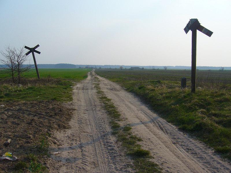 fot. Błążej Krawczyk 
W lewo do Strącza, w prawo do Lipinki…przejazd kolejowy w polu. Kilkadziesiąt metrów dalej stoi semafor wjazdowy do Lipinki. Obraz