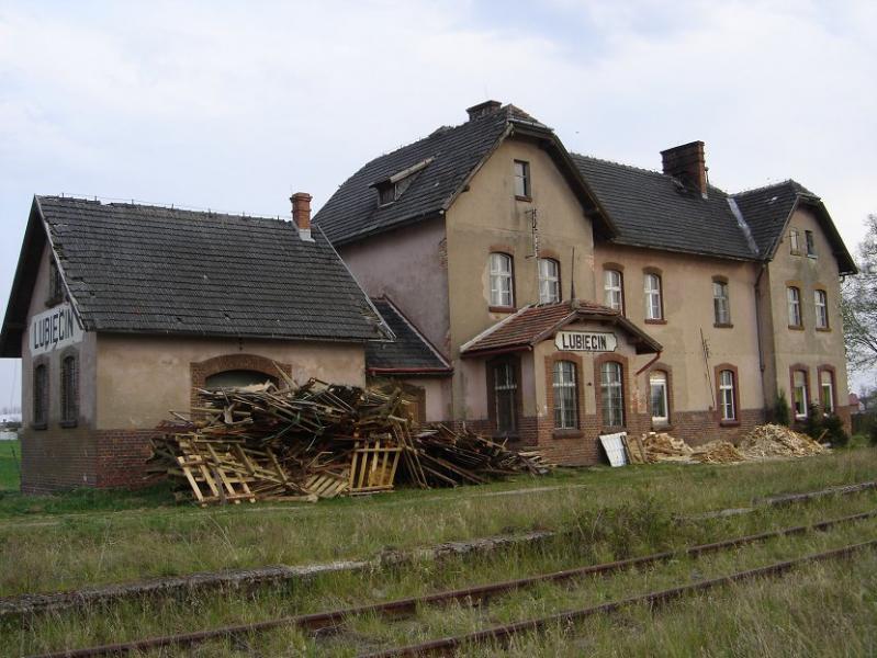 fot. Zieliński Andrzej 
Dworzec PKP Lubięcin. Cała okazałość dworca Lubięcin, jest to niemal z większych dworców kolejowych na odcinku Nowa Sól - Wolsztyn. Obraz