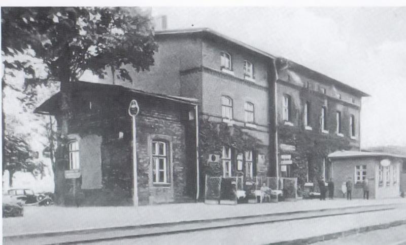 fot. Adam Pindor 
Tychowo - dworzec kolejowy i perony około 1935 roku. Do budynku dworca dolega nastawnia dysponująca. Widok od strony Białogardu. Obraz