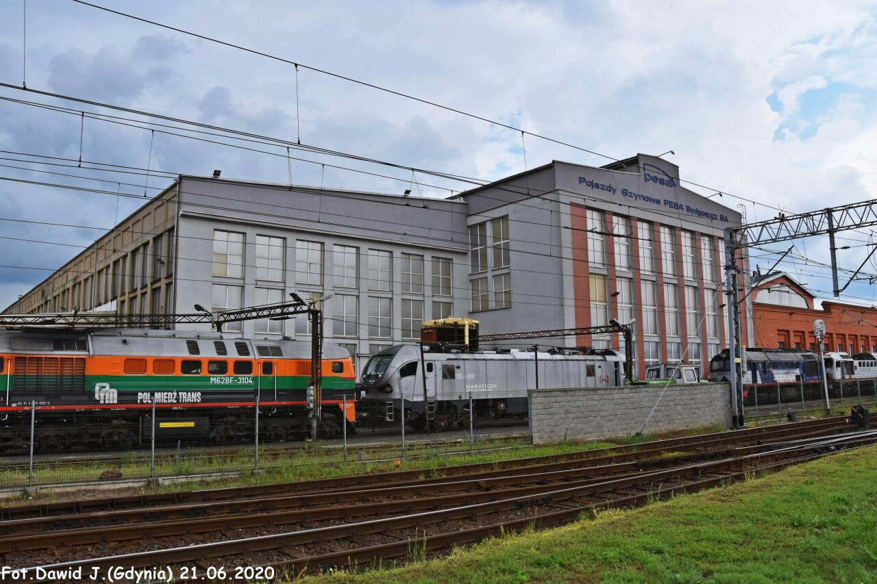fot. Dawid Jastrzębski 
Zakłady "Pesa" widoczne od strony torów. W lewo Nakło nad Notecią, Inowrocław, Szubin; w prawo Wierzchucin, Gdynia Główna, Laskowice Pomorskie, Unisław Pomorski, Chełmża, Toruń Główny. Obraz