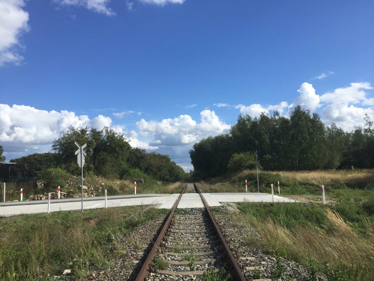 fot. Kacper Kurowski 
Lipiany, widok przez nowy przejazd kolejowy w kierunku Głazowa. Parędziesiąt metrów od przejazdu po obu stronach widać świeże ślady łączenia szyn. Obraz