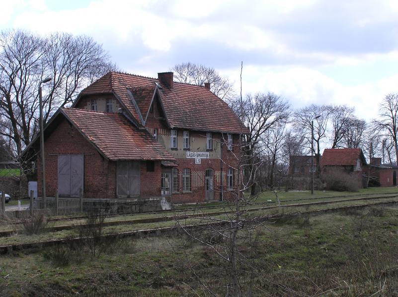 fot. Tomasz Bartkowiak 
Budynek stacyjny Laski-Smardze od strony torów stacyjnych. Obraz