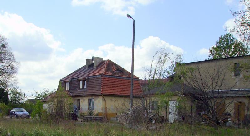 fot. andrzejkoza 
Budynek dawnego dworca, obok budyneczek szaletu. Obraz
