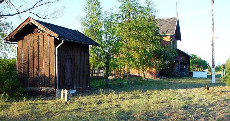 fot. Serg 
Stacja od wschodu. Z lewej szopa - prawdopodobnie niegdyś szalet na 1 peronie. W tle budynek dworca mieszczący dawniej nastawnię dysponującą. Widok od strony peronów i wjazdu z Tuplic. Obraz