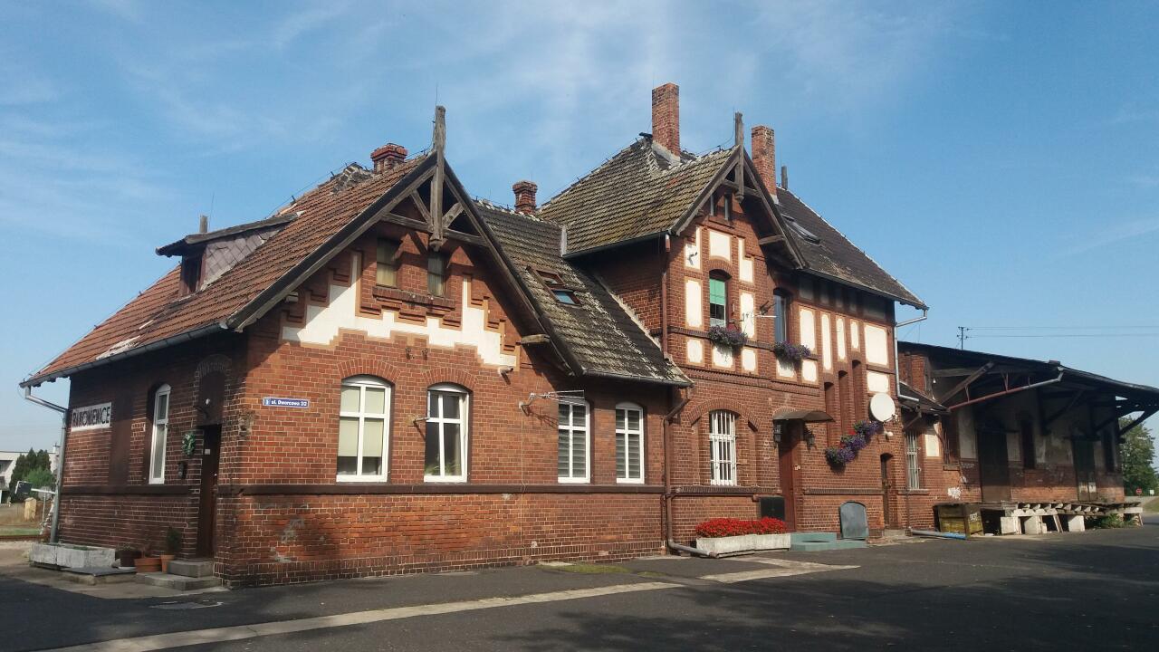 fot. Prochiron 
Dworzec w Rakoniewicach od strony podjazdu. W środku mieszkanie prywatne. Obraz