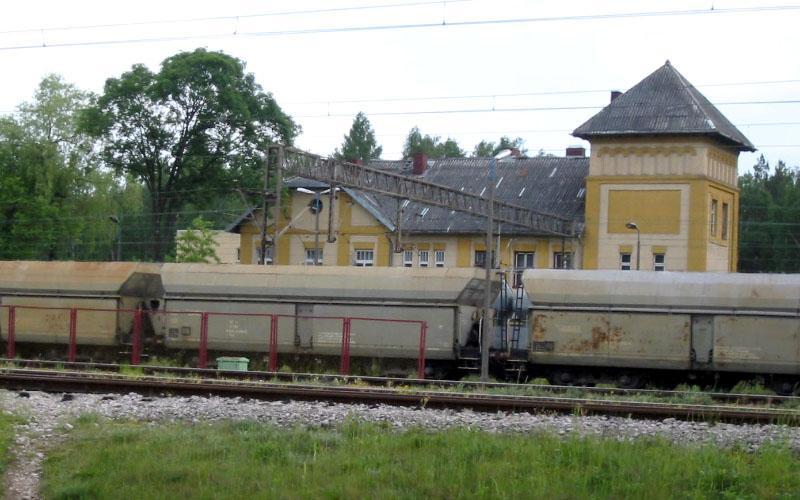 fot. Leszek Kowalik 
Stacja PKP Małogoszcz. Budynek dworcowy. Widok od strony peronów. Obraz