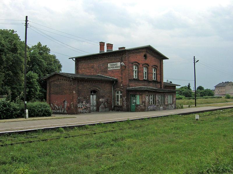 fot. Grzegorz Jarzyna 
Przystanek osobowy Tułowice Niemodlińskie. Widok od strony Szydłowa/Opola. Obraz