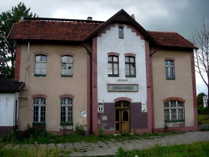 fot. Bartek Jaszczur 
Budynek stacji PKP Sierakowice. Poczekalnia to jedna tragedia… Obraz
