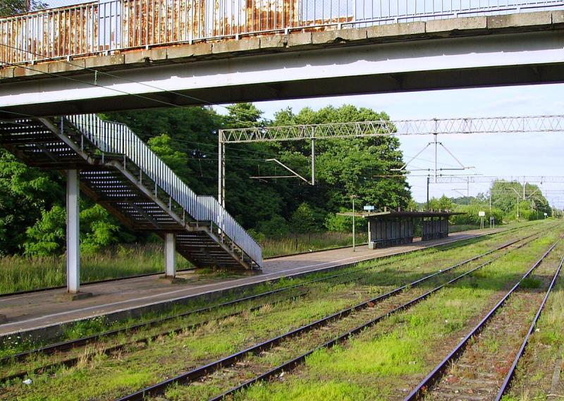 fot. andrzejkoza 
Peron i kładka. Z prawej, poza kadrem dworzec. Widok od strony Fosowskiego. Obraz