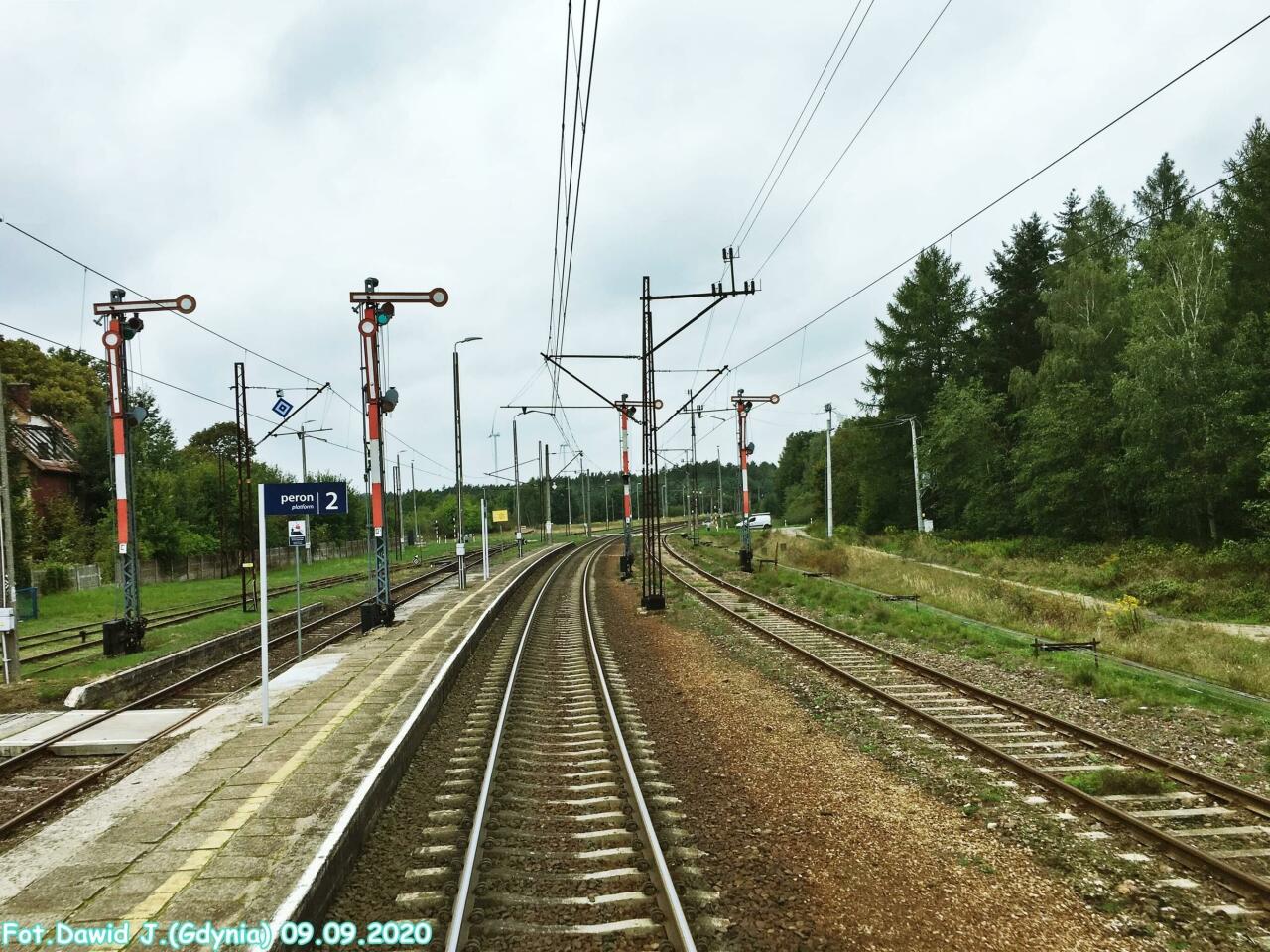fot. Dawid Jastrzębski 
Widok na perony 2, 1 oraz w kierunku Białogardu i Słupska. Semafory wyjazdowe "C, D, E, F". Obraz