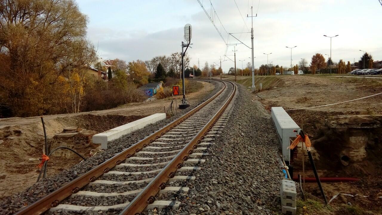 fot. tomimaki 
Widok z tymczasowego przejścia w ciągu ulicy Jeziornej w kierunku Olsztyna Głównego. Na pierwszym planie niedokończone przejście podziemne. Obraz
