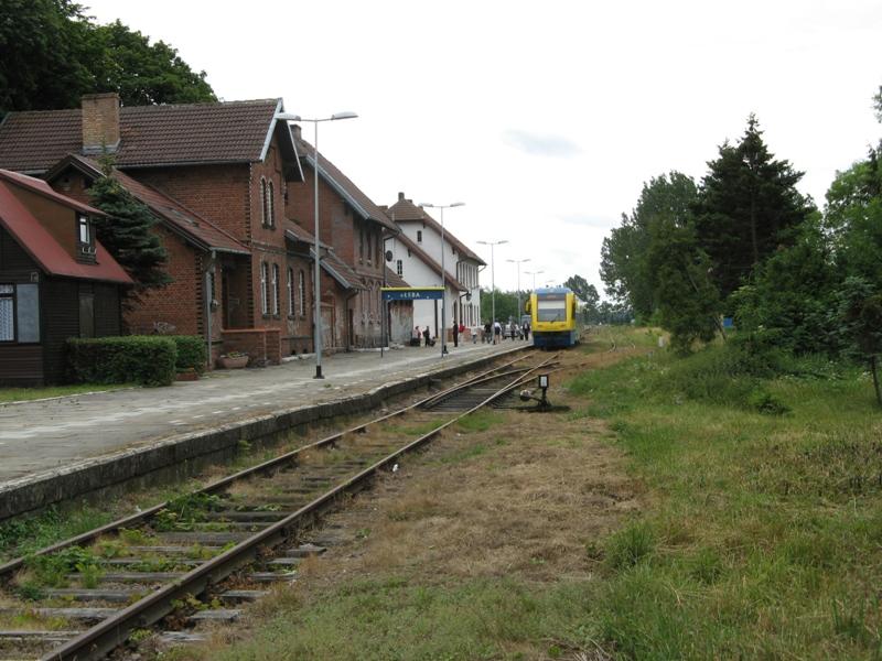 fot. Arkadiusz Karbowniczek  
Łeba. Widok z ulicy w kierunku Lęborka. W tle szynobus SA132-005 jako pociąg osobowy do Lęborka. Obraz
