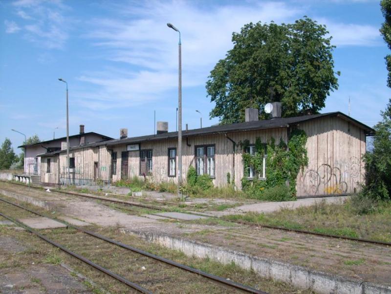 fot. CHEMIK 
Nietypowy na linii budynek dworca PKP. Widok od strony peronów i wjazdu z Inowrocławia. Obraz