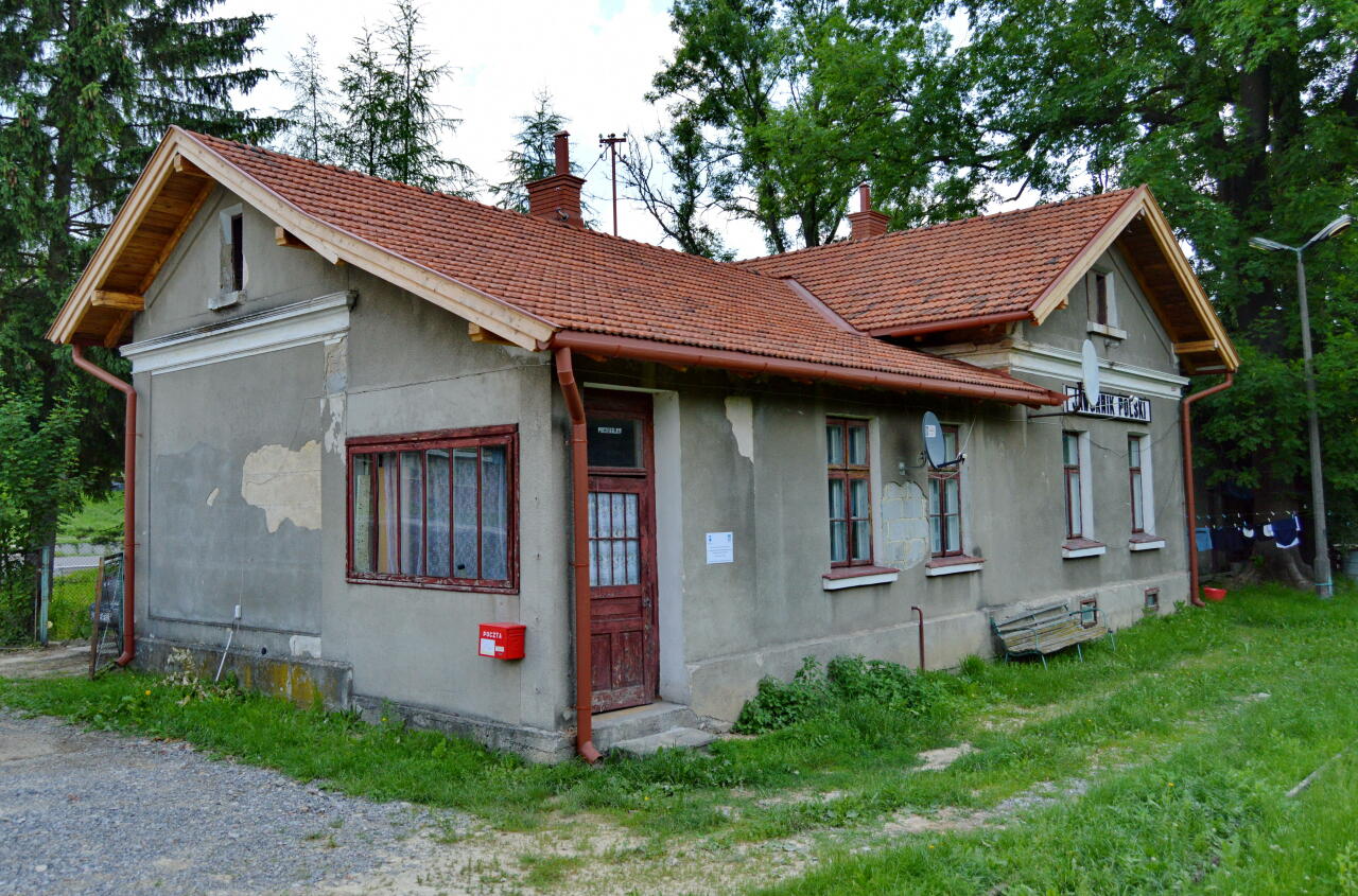 fot. Tomasz 
Budynek dworca od strony peronów; w lewo Dynów, w prawo Przeworsk. Obraz