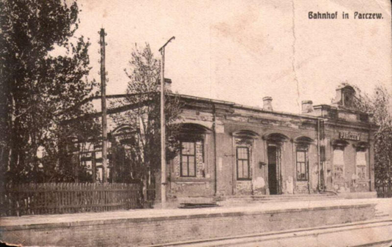 fot. nieznany 
Budynek dworca od strony peronów; w lewo Lublin, w prawo Łuków. Pocztówka z 1917 r. Obraz