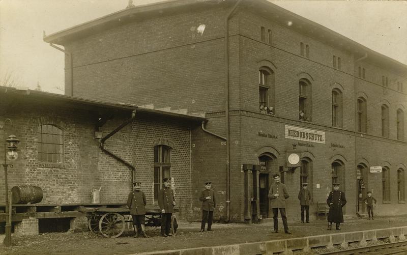 fot. nieznany 
Dworzec w Niedobczycach. Na tym zdjęciu został uwieczniony m. in. mój pradziadek, Konstantin Gaschka. Nie znam dokładnie jego losów, jako kolejarz pracował zanim się ożenił, czyli przed 1913 r. Obraz