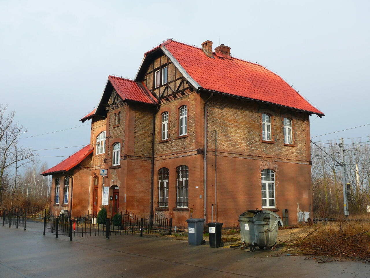 fot. Michal__TG 
Ruda Śląska, budynek dworca przy Alei Dworcowej. W lewo widok w stronę Halemby. Obraz