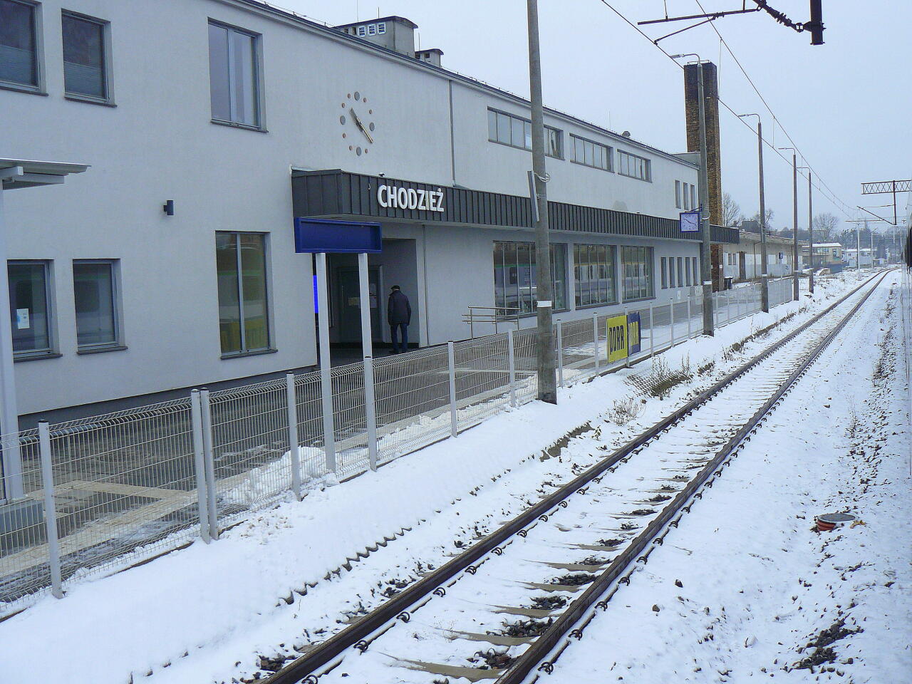 fot. Givexnine Poznań 
Budynek dworca. Widok w kierunku Rogoźna Wielkopolskiego/Poznania z okna pociągu IC "Gwarek". Obraz