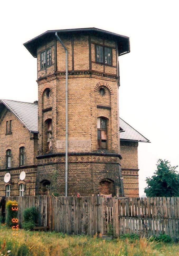 fot. Bolesław Wojtyniak 
Templewo. Kolejowa wieża wodna w sierpniu 2001 r. Obraz