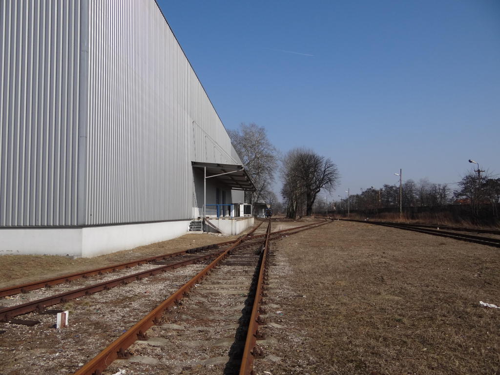 fot. Przemysław Więcek 
Bocznica Centrum Logistycznego. Po lewej magazyn o powierzchni zabudowy ok. 6500 mkw. z rampą kolejową o długości ok. 30 m. Widok w kierunku Warszawy. 14,4 km. Obraz
